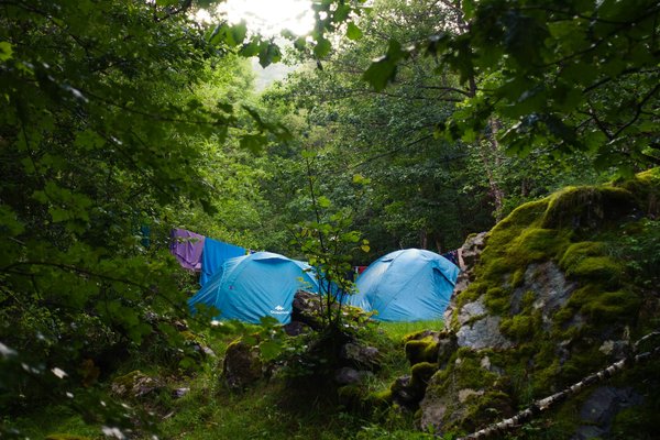Comment organiser un camping pour une expédition de randonnée en région de falaise?